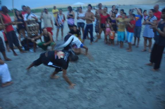A tradicional roda de capoeira no fim de tarde de Jericoacoara - CE